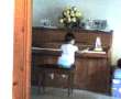 Debanhi tocando el piano 