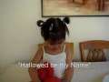 Cute 2 year old Korean child sings the Lord's prayer~ 