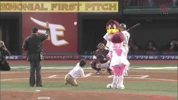 Man with No Arms Throws First Pitch 
