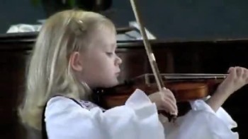 Extrodinary 5 Year - Old Violinist 