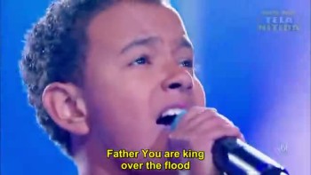 Jotta A Performing Hillsong's Still in Portuguese 