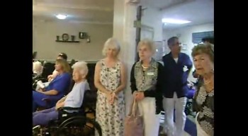 Estrellitas y Jonatan sing to the elderly 