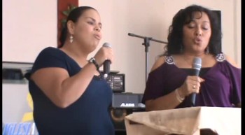 Nereyda y Rosa en Primera Iglesia Bautista 