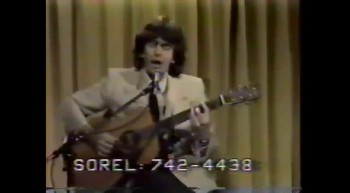 Toute la Bible en Parle-A85-01-1985-01-04<br />Avec Fernand Saint-Louis<br />Artiste: Pierre St-Cyr<br />Chanson: Toi assis à ce Bar <br />4 janvier 1985<br />Site Web: https://www.lfv.qc.ca/ <br /><br />