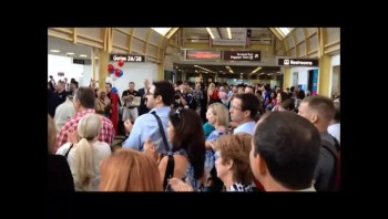 Spontaneous Crowd Gathers to Honor WWII Vets at Reagan National Airport 