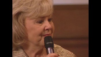 Gloria Gaither - There's Something About That Name [Live] 