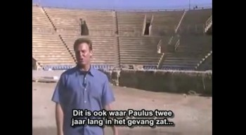 Caesarea Maritima (Caesarea aan de Zee) is een archeologische locatie aan de Middellandse Zee in Israël. De stad werd door Herodes de Grote gebouwd ter ere van Augustus Caesar. Caesarea heeft een haven die 16 hectares beslaat en waar meer dan 300 schepen konden worden aangemeerd. Naast de grootste haven in het oostelijke Middellandse Zeegebied vinden we in de ruïnes van Caesarea verder een groot paleis, een hippodroom, openbare badhuizen, gebouwen en straten met colonnades en een kolossaal amfitheater. Volgens Handelingen 12 en de historicus Josephus is dit de plaats waar Herodes Agrippa werd gedood. Caesarea Maritima de plaats waar de Centurion Cornelius, de eerste niet-Joodse bekeerling, door Petrus werd gedoopt en waar Paulus twee jaar lang in het gevang zat voordat hij naar Rome werd gestuurd om berecht te worden.<br /><br />Bezoek https://www.allaboutarchaeology.org/dutch/bijbel-en-archeologie.htm om het belang van Caesarea en oude steden voor de Bijbelse archeologie te onderzoeken.