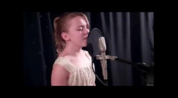 WOW! Little Girl Sings Song About Mary Bearing Jesus (Fancesca Battistelli Cover) 