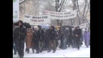 La discriminación continúa: los fieles en la calle y en la nieve de nuevo