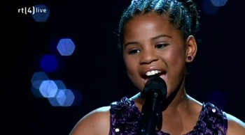 WOW! Little Girl Brings Audience to Their Feet With Her Astonishing Voice 