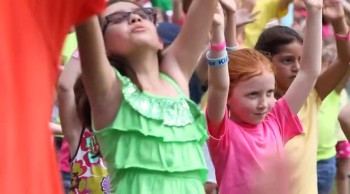 Hundreds of Kid's Lift Praises to Jesus in This Easter Flash Mob! 