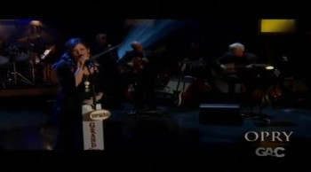 Sara Evans Sings Beautiful Praises to Jesus 