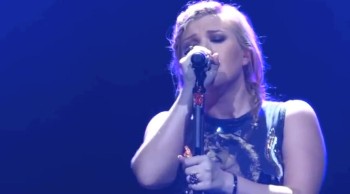 Kelly Clarkson Sings Go Rest High on That Mountain - So Moving! 