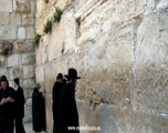 https://www.evanjelizacia.eu/?name=meditacie&page=6<br />Ak máte záujem dostávať denné meditácie Ľubomíra Stančeka zdarma priamo na Váš e-mail, pošlite svoju e-mailovú adresu na: evanjelizacia@evanjelizacia.eu<br />Všetky meditácie na rok 2013/2014 nájdete tu: https://www.evanjelizacia.eu/?name=rok.2013.2014&page=46<br />Múr nárekov alebo Západný múr (hebr. הכותל המערבי, ha-Kotel ha-ma'aravi) je pozostatkom západnej časti vonkajšej hradby, ktorá ku konci obdobia druhého jeruzalemského chrámu obklopovala Chrámovú horu. Dnes je to najposvätnejšie miesto Židov a zároveň miestom smútku nad zničením Chrámu.<br />K Múru nárekov prichádza mnoho pútnikov z celého sveta, aby tu vyslovili svoje modlitby, ktoré zároveň, napísané na kúsku papiera, vkladajú do štrbín múru. Múr nárekov je pozostatkom vonkajších hradieb jeruzalemského chrámu, ktoré nechal rozšíriť Herodes Veľký. Po zničení Jeruzalema rímskym vojskom v Prvej židovskej vojne (roku 70) zostala väčšina múrov zborená pod úroveň terénu, okrem Múru nárekov a Malého múru. Mnohé časti hradby sú dnes často súčasťou domov v moslimskej štvrti, ktoré sú pristavené k Múru.<br />Podľa rabínov však šechina (Hospodinova prítomnosť) i po zničení Chrámu zostala na mieste Múru nárekov, čím sa zachovala posvätnosť miesta. Keďže šechina nie je viazaná na existenciu chrámu, nie je cieľom väčšiny židov jeho obnovenie -- o to viac, že na mieste Chrámu dnes stoja moslimské mešity.<br />Foto: vdp. Jozef Schwarz