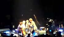 3-year old joins Josh Groban on stage to sing the a patriotic tribute.