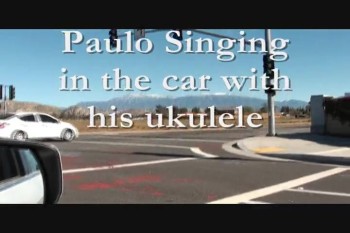 Paulo cantando e dirigindo 