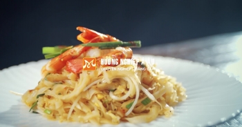 Chia sẻ cách làm Pad Thai,món ăn đặc trưng của xứ sở Chùa Vàng,được hướng dẫn bởi chuyên gia nấu ăn hàng đầu. Cả nhà mình cùng xem và thực hiện nhé.<br />Liên hệ với HNNAAu qua MXH: <br />Google Site: https://sites.google.com/view/huongnghiepaaublog<br />https://www.facebook.com/huongnghiepaau<br />https://twitter.com/huongnghiepaau<br />https://www.instagram.com/huongnghiepaau<br />https://www.pinterest.com/huongnghiepaau<br />https://www.linkedin.com/in/huongnghiepaau<br /><br />
