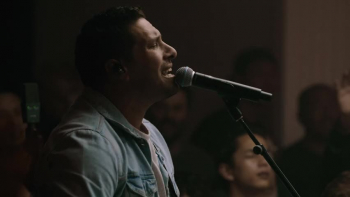 <p>Watch Hillsong Worship perform "All To Him".</p>
