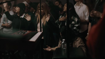 <p>Watch Hillsong Worship perform "I (We) Exalt Thee".</p>
