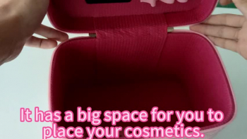 Today I want to share a nice pink and practical makeup bag with you.