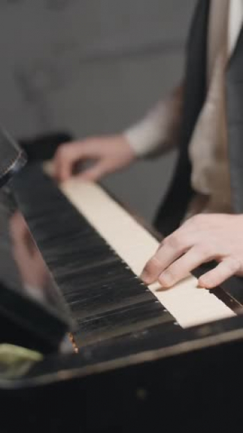 Feel the passion in every note. This isn’t just piano playing — it’s storytelling through sound. Hit play and let the music move you. 🎶🔥
Website: https://ragdollhitstickman.io

