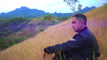 Sinasamba Kita Lyrics:

Ito ang araw na ginawa mo Diyos
Ako'y magsasaya at pupurihin kita
O kay sarap na sumayaw at umawit sa 'yo lagi
Itataas ang ngalan mo Hesus
Sa saya at kalungkutan
Anumang kinalalagyan
Umulan bumagyo lumindol man

Di na mapipigilan
Sinasamba kita
Ikaw lang at wala nang iba
Sinasamba kita
Sinasamba kita
Ikaw lang at wala nang iba
Sinasamba kita

Ito ang araw na ginawa oh Diyos
Ako'y magsasaya at pupurihin kita
O kay sarap na sumayaw at umawit sa 'yo lagi
Itataas ang ngalan mo Hesus

Kasabay mga Anghel sa langit
Sasabay sa aming pag-awit
Sasayaw sisigaw sa Kagalakan
Di na mapipigilan

Sinasamba kita
Ikaw lang at wala nang iba
Sinasamba kita
Sinasamba kita
Ikaw lang at wala nang iba
Sinasamba kita

Sa'yo oh Diyos ang kadakilaan kaluwalhatian sinasamba
Sa'yo oh Diyos ang kadakilaan kaluwalhatian sinasamba
Sa'yo oh Diyos ang kadakilaan kaluwalhatian sinasamba
Sa'yo oh Diyos ang kadakilaan kaluwalhatian sinasamba kita
Sinasamba kita
Sinasamba kita