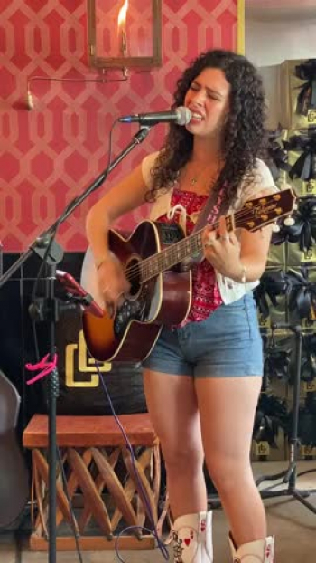 A special performance of “I Believe” by Lauren Daigle, beautifully covered by Elysha LeMaster at an event honoring women who are survivors of abuse.
May this song bring hope, healing, and encouragement to everyone who hears it. 💜
