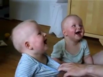 Synchronized Laughing Twins Will Have You Laughing Along! 