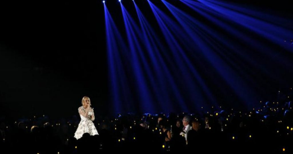 godupdates carrie underwood sings for victims