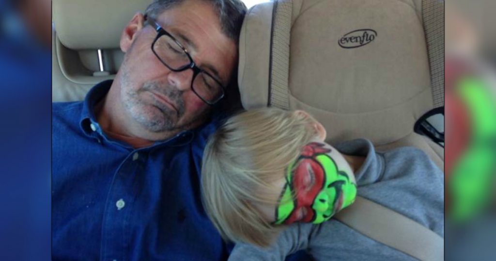 godupdates 15 Times Grandpas Were Caught Bonding With Their Grandkids 12