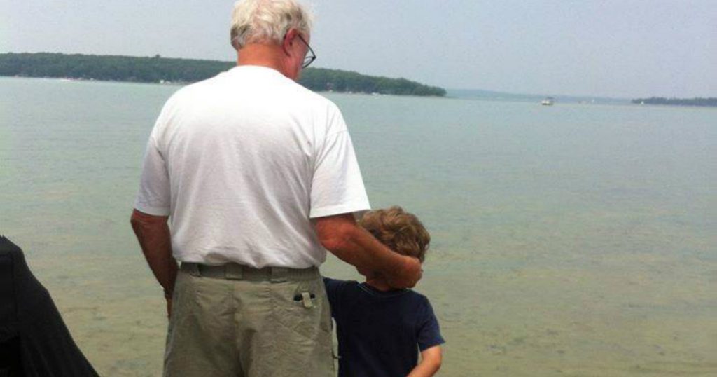 godupdates 15 Times Grandpas Were Caught Bonding With Their Grandkids 14