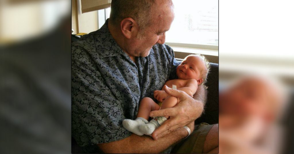 godupdates 15 Times Grandpas Were Caught Bonding With Their Grandkids 2