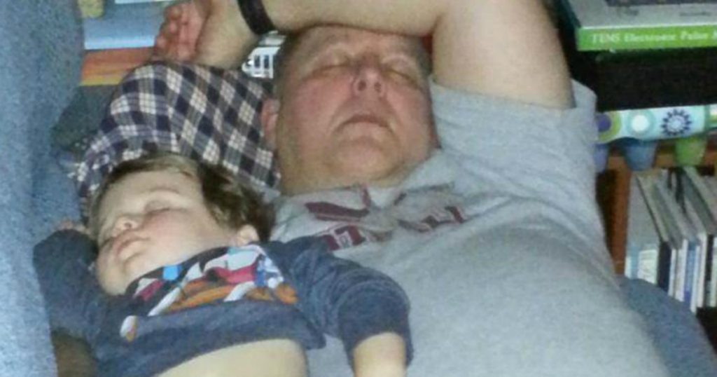 godupdates 15 Times Grandpas Were Caught Bonding With Their Grandkids 7