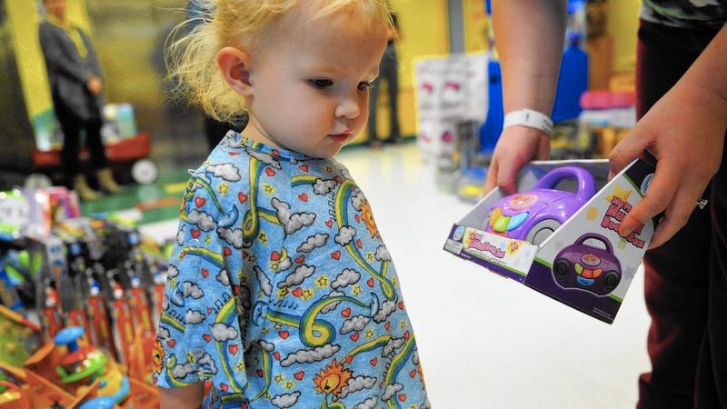 godupdates cafeteria worker saved money christmas gifts sick children 1