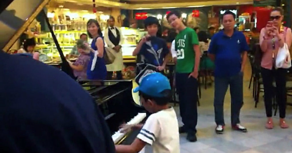 child prodigy's impromptu piano performance at mall 1