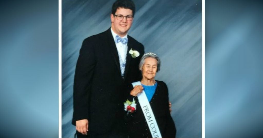 godupdates grandson made grandma his prom date after learning shes terminally ill 1