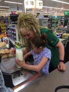 godupdates grocery store cashier calms girl with autism 2