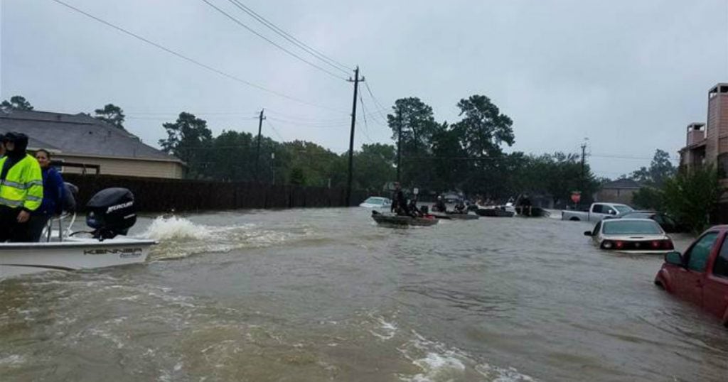 godupdates houston officer uses facebook to get mom and baby reunited after harvey flooding 1