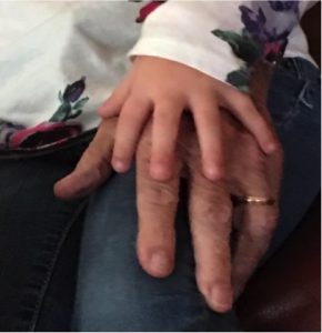 godupdates little girl and elderly man become friends at grocery store 1