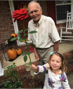 godupdates little girl and elderly man become friends at grocery store 2