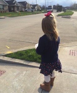 godupdates little girl surprises her favorite smiley garbage man with cupcake 3