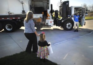 godupdates little girl surprises her favorite smiley garbage man with cupcake 4