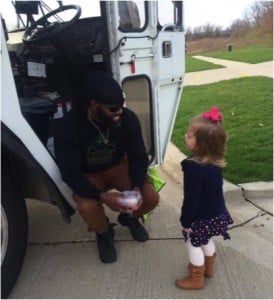 godupdates little girl surprises her favorite smiley garbage man with cupcake 4