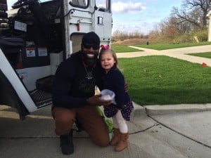 godupdates little girl surprises her favorite smiley garbage man with cupcake 5