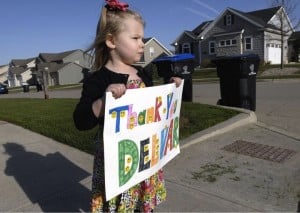 godupdates little girl surprises her favorite smiley garbage man with cupcake 6