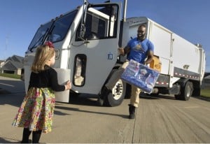 godupdates little girl surprises her favorite smiley garbage man with cupcake 7