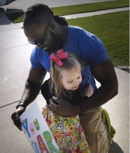 godupdates little girl surprises her favorite smiley garbage man with cupcake 8