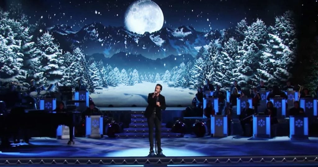 Luke Bryan Sings 'O Holy Night'_GodUpdates