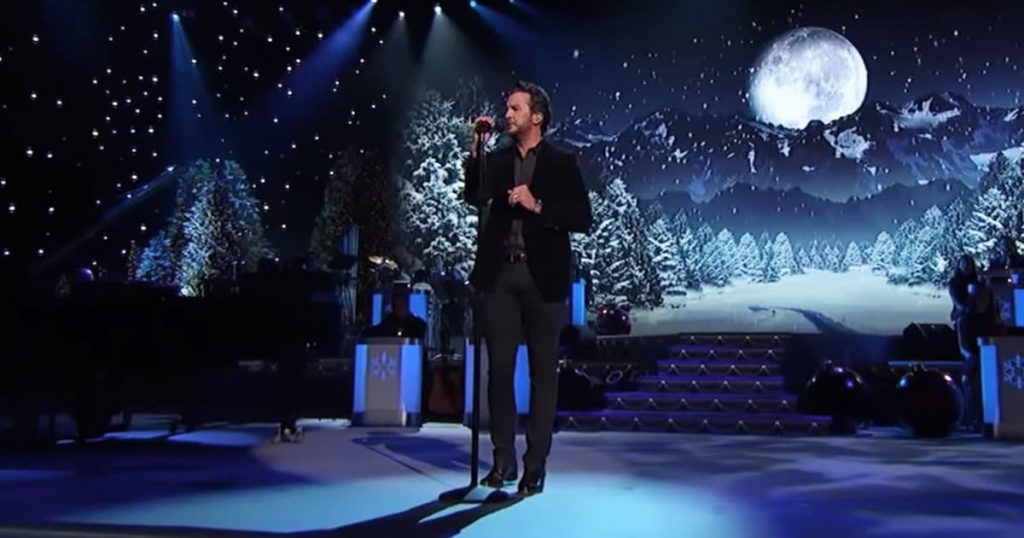 Luke Bryan Sings 'O Holy Night'_GodUpdates