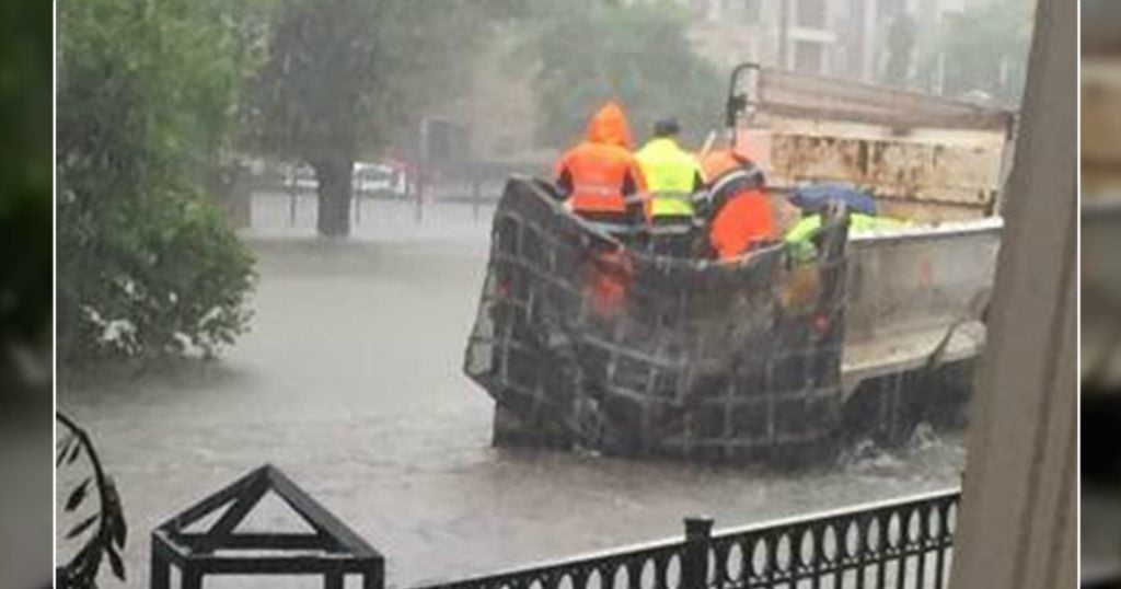 godupdates neighbors formed a human chain to help woman in labor through harvey floodwaters 1